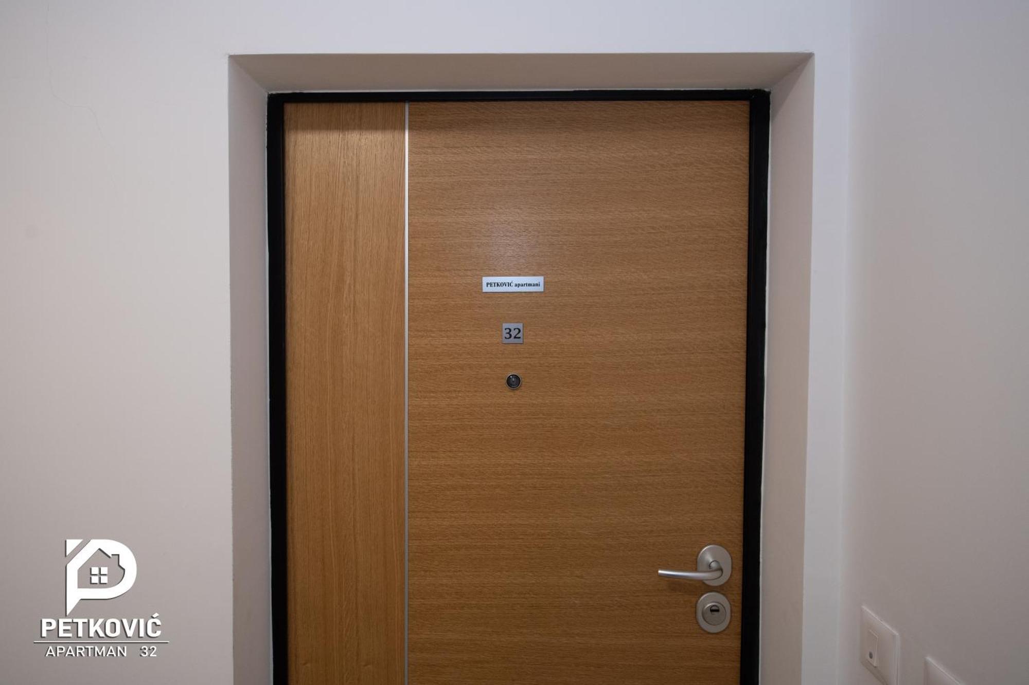 Petkovic Apartmani Studio32 Ягодина Экстерьер фото